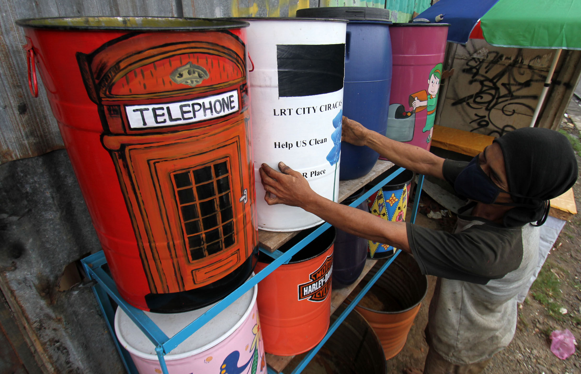 Detail Contoh Gambar Lukisan Tong Sampah Nomer 15