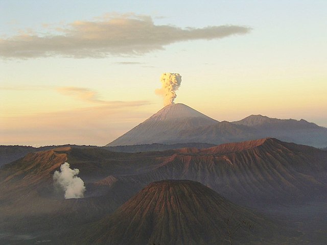 Detail Gambar Gunung Api Berdasarkan Aktivitasnya Nomer 20