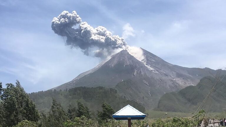 Detail Gambar Gunung Api Di Indonesia Nomer 20