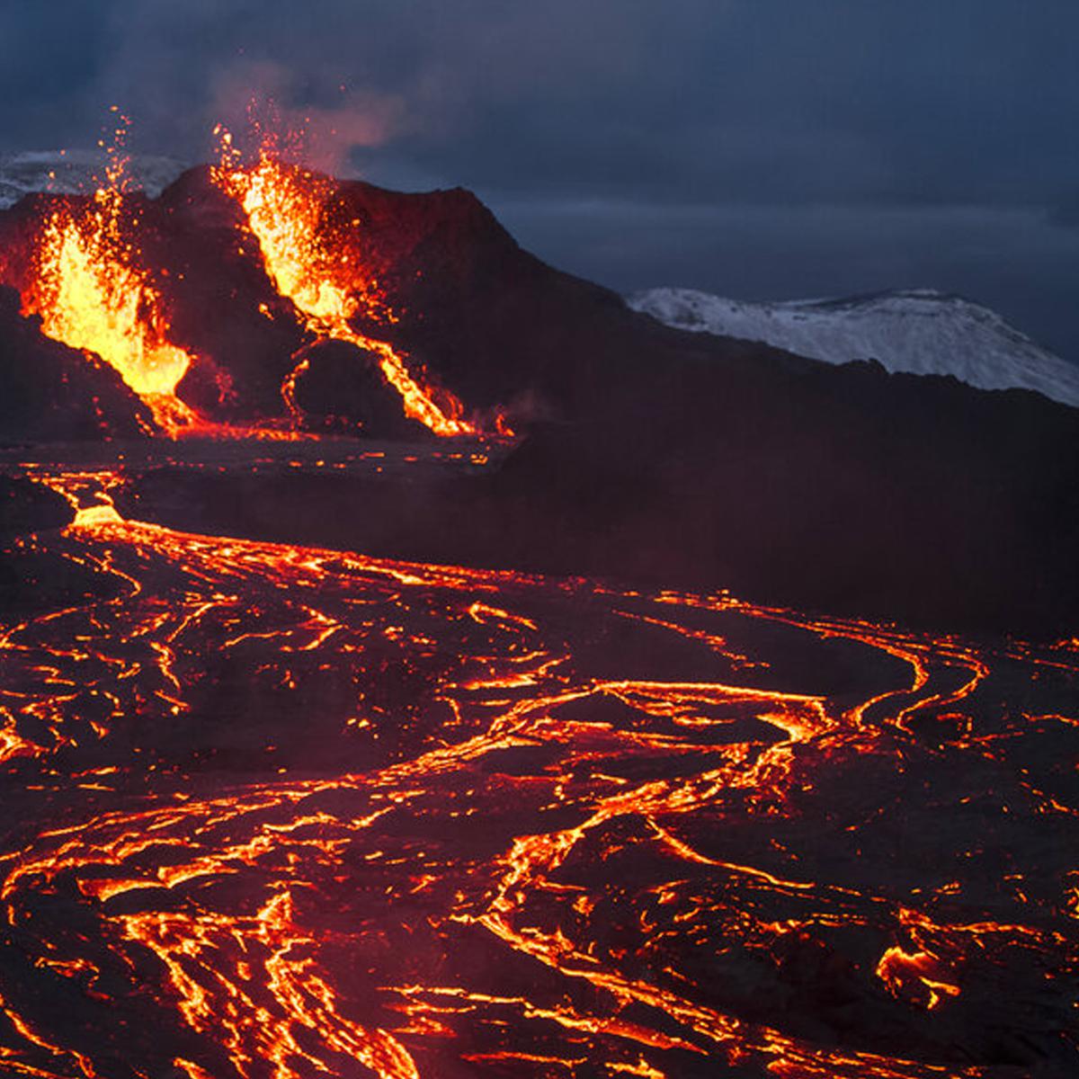 Detail Gambar Gunung Meletus Hitam Putih Nomer 32