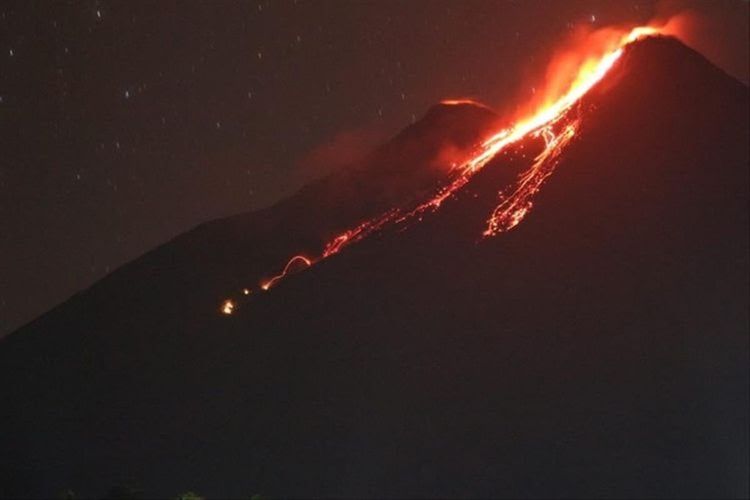 Detail Gambar Gunung Meletus Hitam Putih Nomer 37