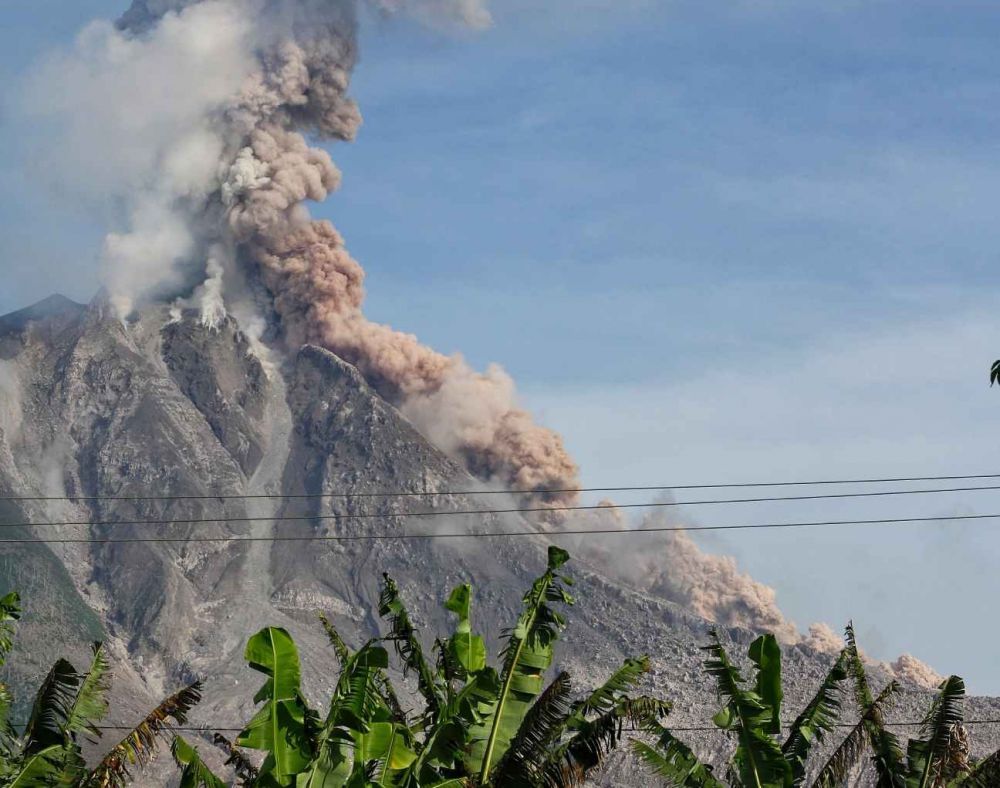 Detail Gambar Gunung Meletus Hitam Putih Nomer 54