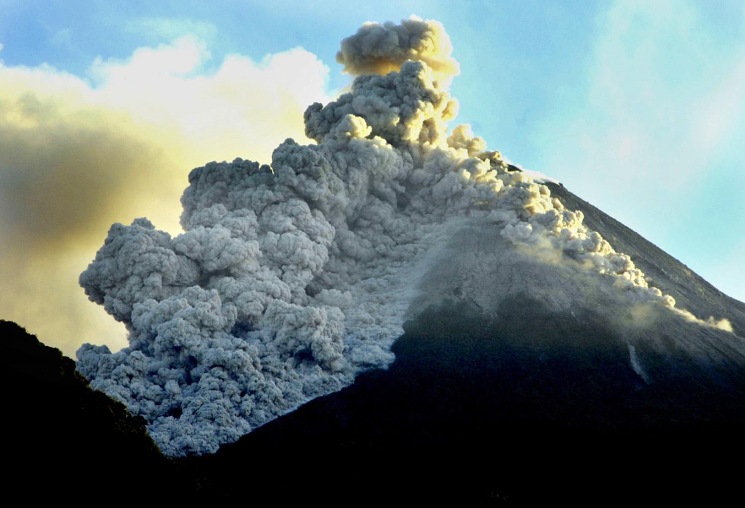 Detail Gambar Gunung Meletus Lukisan Gunung Meletus Nomer 45