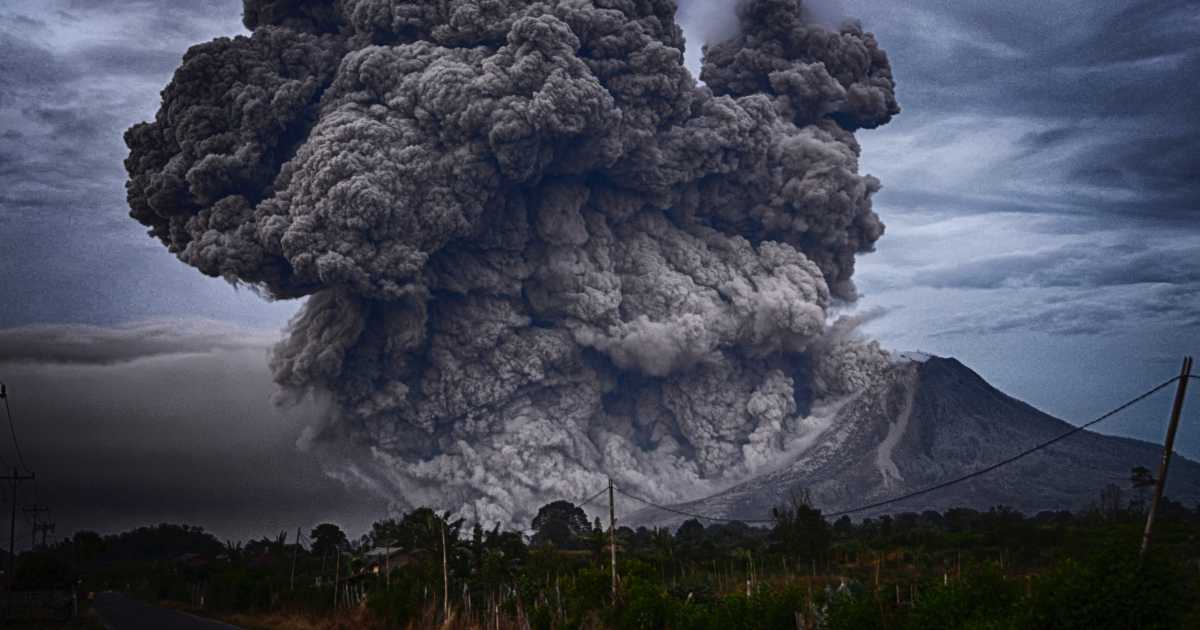 Detail Gambar Gunung Meletus Untuk Anak Tk Nomer 27