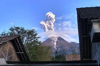 Detail Gambar Gunung Merapi Nomer 34