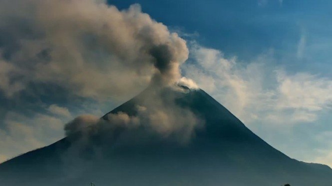 Detail Gambar Gunung Merapi Nomer 38