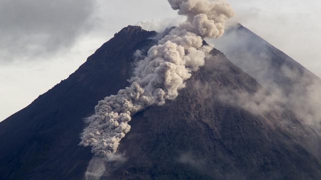 Detail Gambar Gunung Merapi Nomer 53