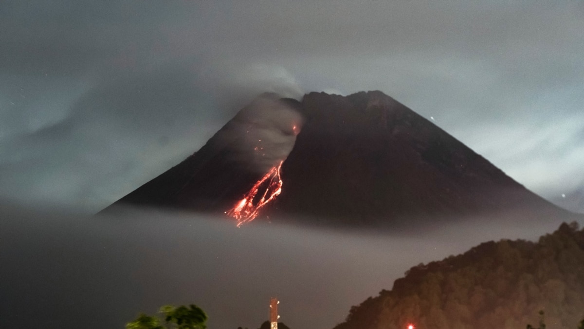 Gambar Gunung Merapi Meletus - KibrisPDR