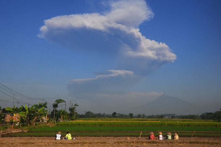 Detail Gambar Gunung Merapi Meletus 2018 Nomer 49