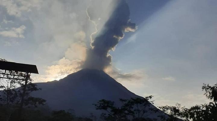 Detail Gambar Gunung Merapi Meletus Nomer 27