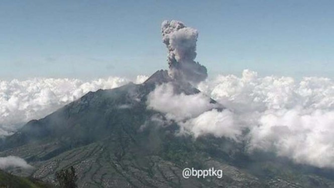 Detail Gambar Gunung Merapi Meletus Nomer 46