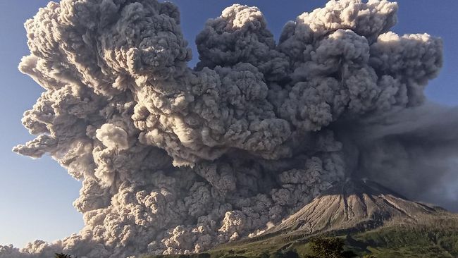 Gambar Gunung Sinabung Erupsi - KibrisPDR