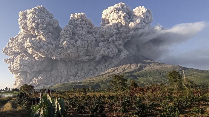 Detail Gambar Gunung Sinabung Erupsi Nomer 11
