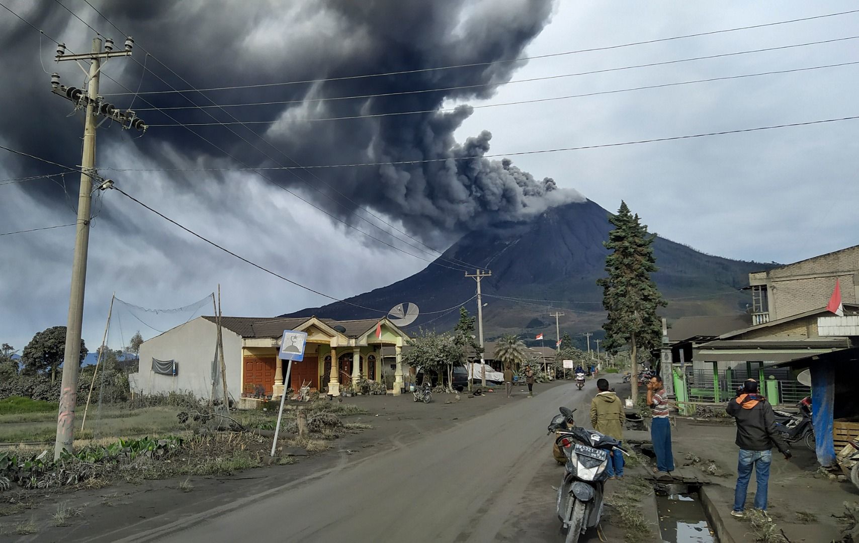 Detail Gambar Gunung Sinabung Erupsi Nomer 23
