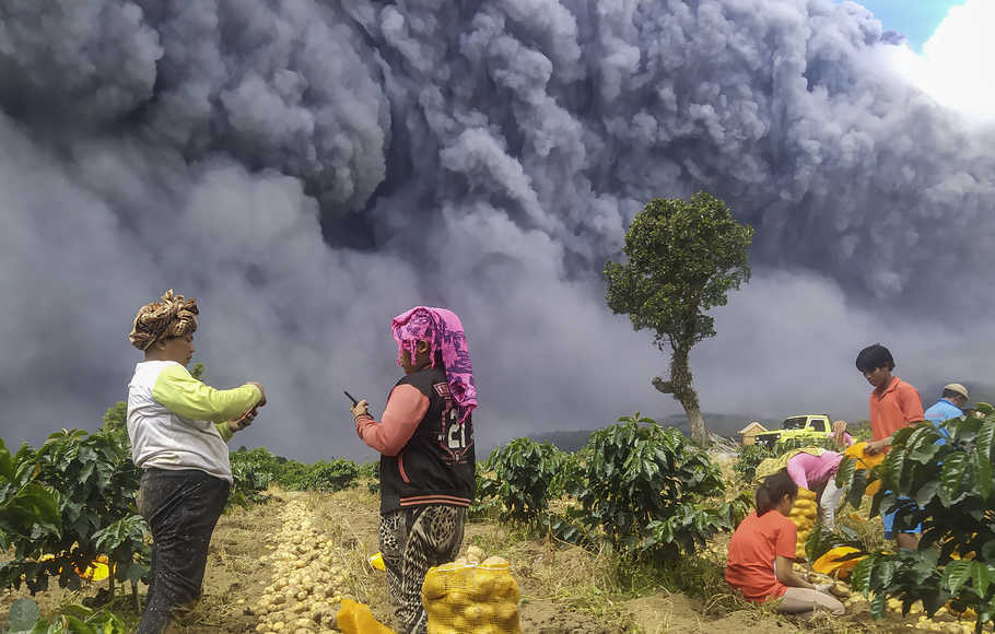 Detail Gambar Gunung Sinabung Erupsi Nomer 28