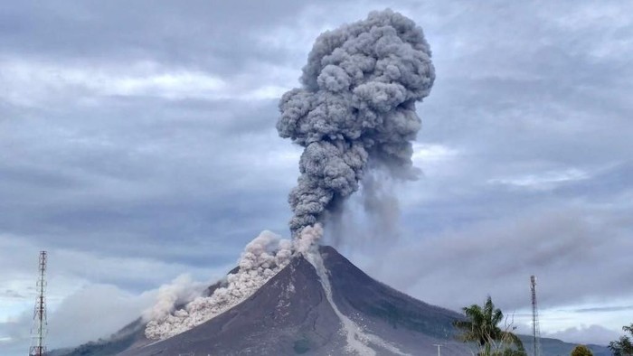 Detail Gambar Gunung Sinabung Erupsi Nomer 4