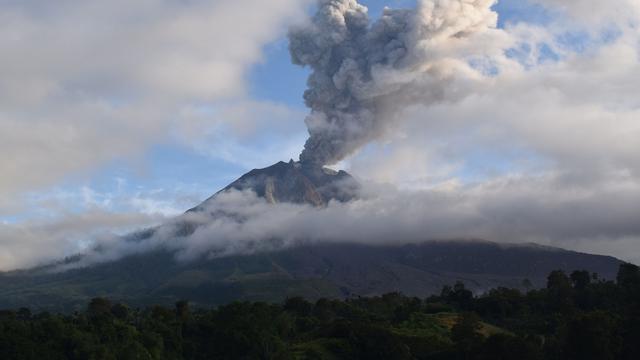 Detail Gambar Gunung Sinabung Erupsi Nomer 5
