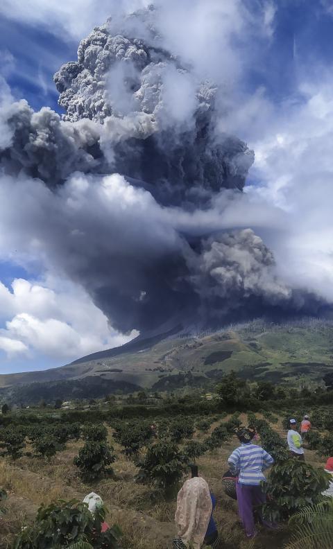 Detail Gambar Gunung Sinabung Erupsi Nomer 39
