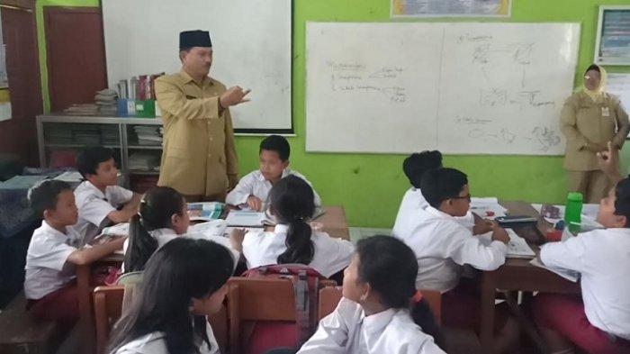 Detail Gambar Guru Mengajar Murid Nomer 45