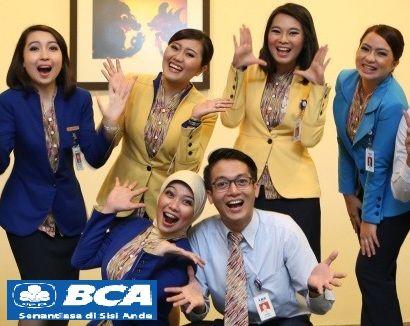 Gambar Guru Pegawai Bank Sedang Bekerja - KibrisPDR