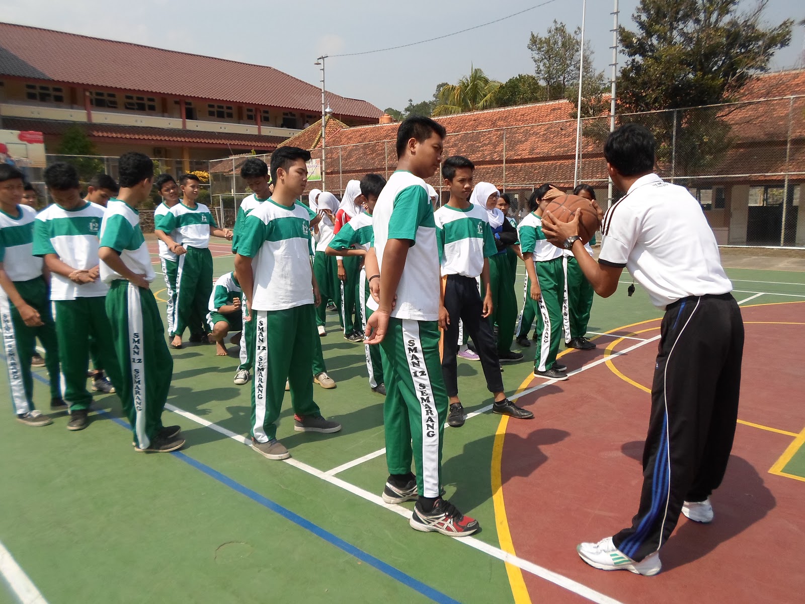 Detail Gambar Guru Penjas Dalam Mengajar Koleksi Nomer 9