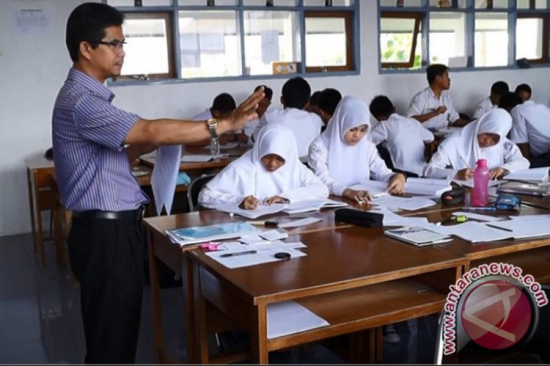 Detail Gambar Guru Sedang Mengajar Di Kelas Nomer 10