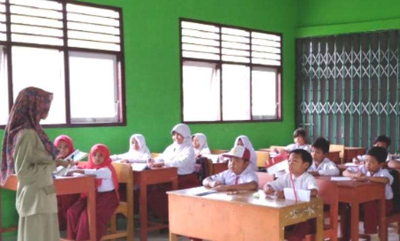 Detail Gambar Guru Sedang Mengajar Di Kelas Nomer 20