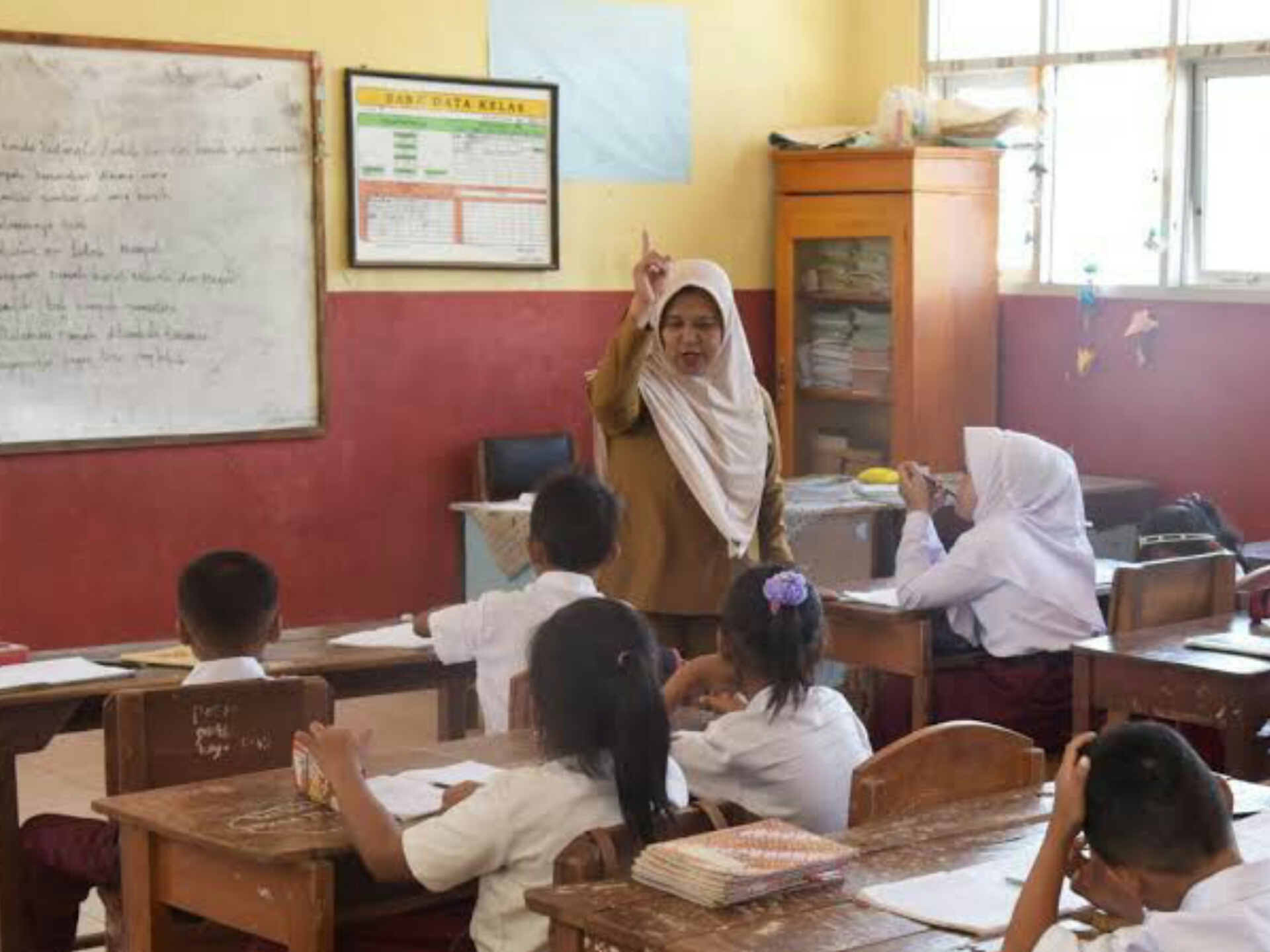 Detail Gambar Guru Sedang Mengajar Di Kelas Nomer 50