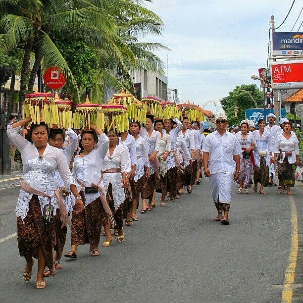 Detail Gambar Hari Raya Galungan Nomer 30