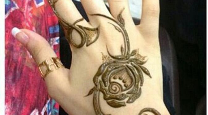 Detail Gambar Henna Bunga Mawar Simple Nomer 36