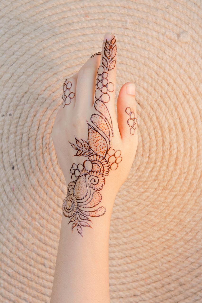 Detail Gambar Henna Di Jari Tangan Nomer 34