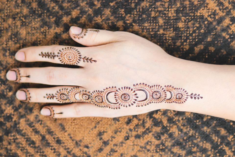 Detail Gambar Henna Di Tangan Nomer 27