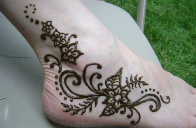 Detail Gambar Henna Simple Di Kaki Nomer 19