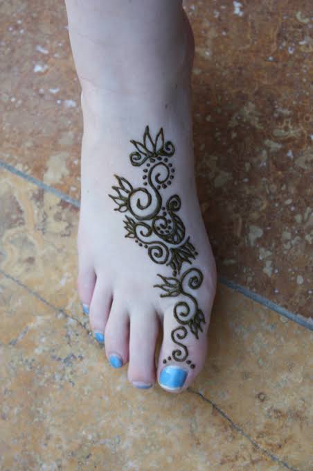 Detail Gambar Henna Simple Di Kaki Nomer 21