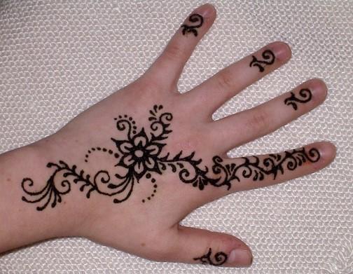 Detail Gambar Henna Tangan Bunga Simple Nomer 46