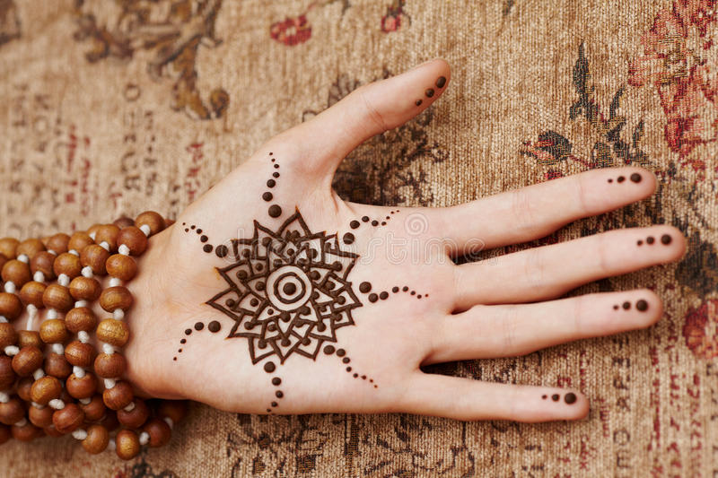 Detail Gambar Henna Tangan Yang Simple Nomer 49