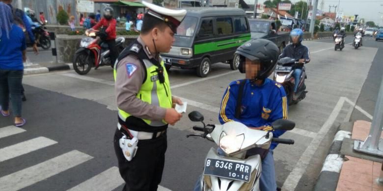 Download Contoh Gambar Polisi Lalu Lintas Nomer 33