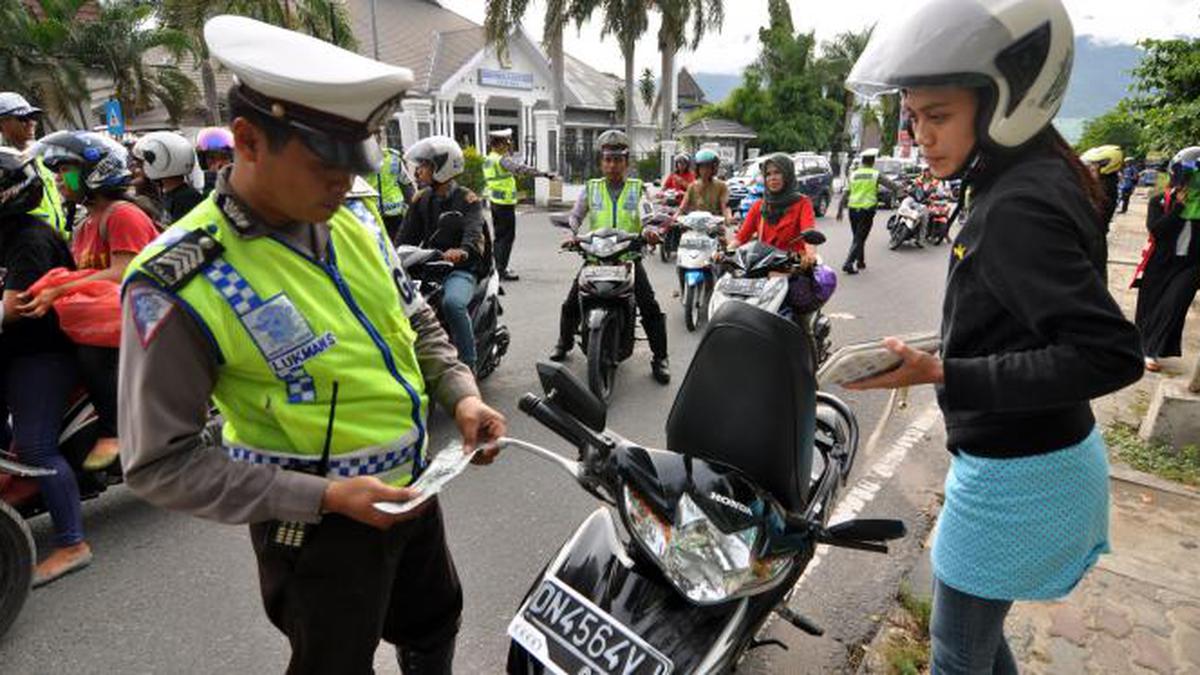 Detail Contoh Gambar Polisi Lalu Lintas Nomer 10