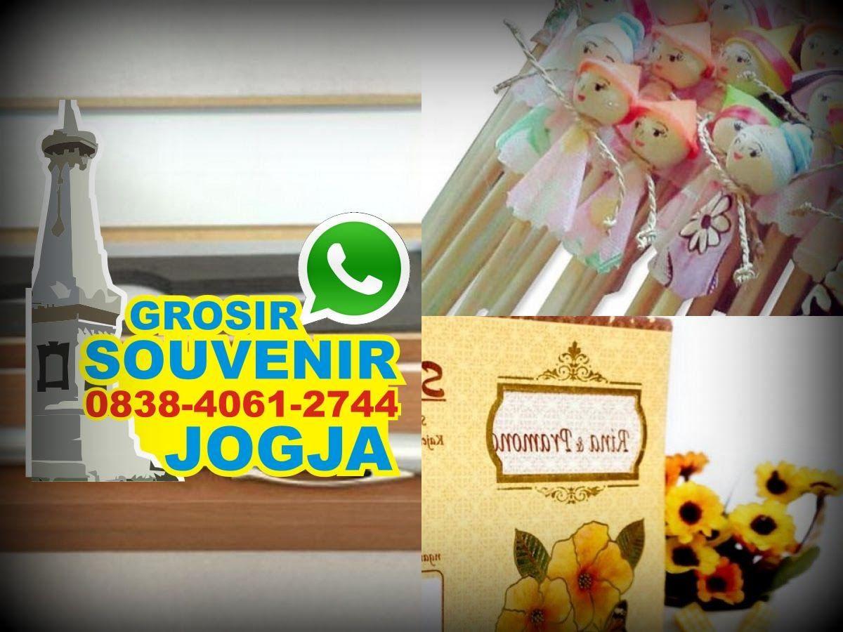 Detail Gambar Holiday Kartun Gambar Souvenir Di Malioboro Nomer 3
