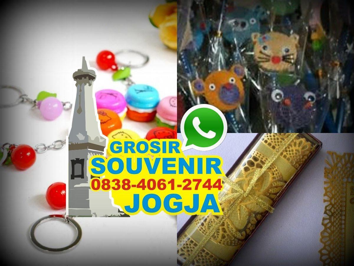 Detail Gambar Holiday Kartun Gambar Souvenir Di Malioboro Nomer 5