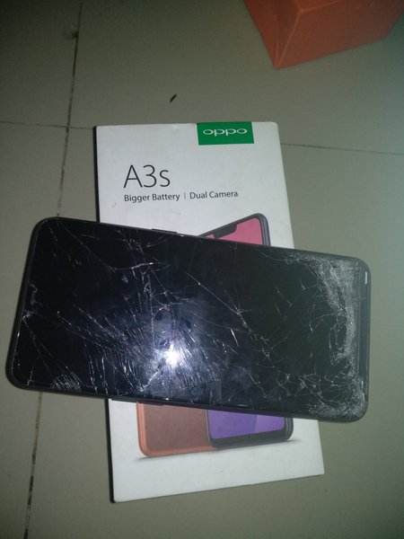 Detail Gambar Hp Oppo A3s Pecah Layar Nomer 3