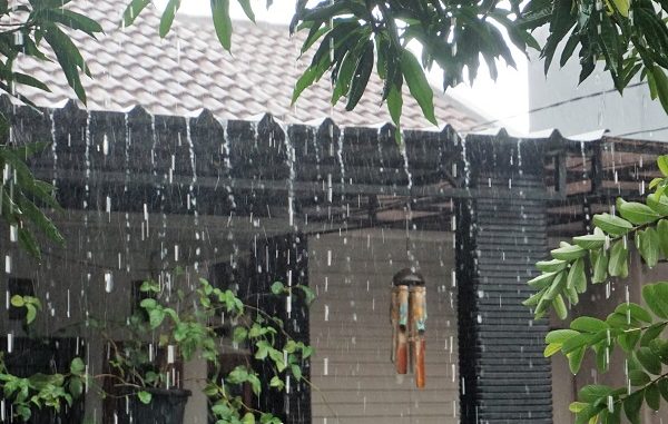 Detail Gambar Hujan Deras Di Depan Rumah Nomer 5