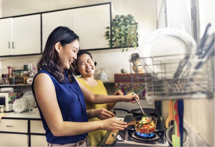 Detail Gambar Ibu Memasak Di Dapur Nomer 2