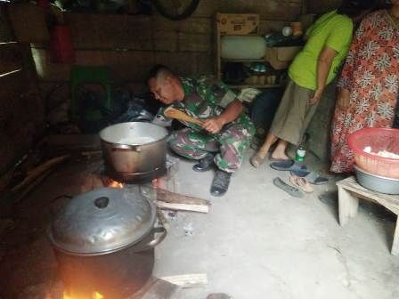 Detail Gambar Ibu Memasak Di Dapur Nomer 23