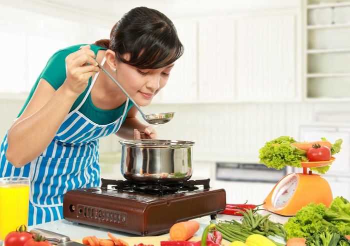 Detail Gambar Ibu Memasak Di Dapur Nomer 39