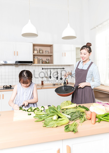 Detail Gambar Ibu Memasak Di Dapur Nomer 50