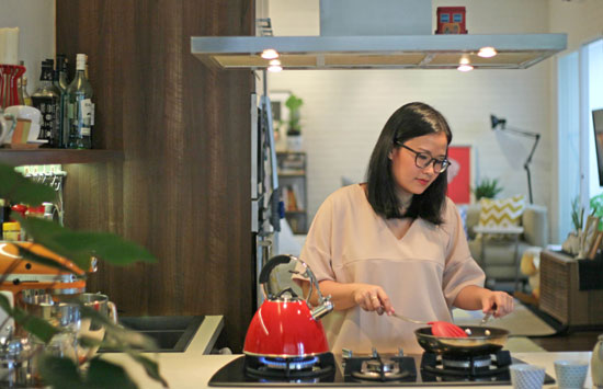 Detail Gambar Ibu Memasak Di Dapur Nomer 10