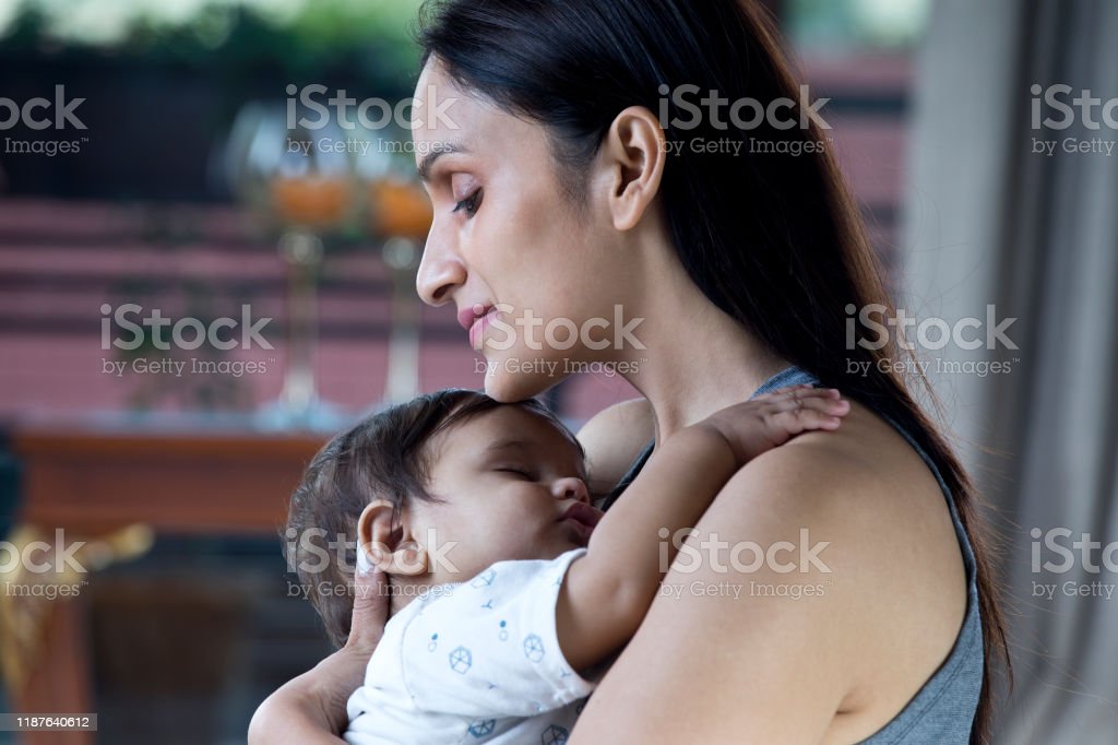 Detail Gambar Ibu Menggedong Bayi Nomer 18