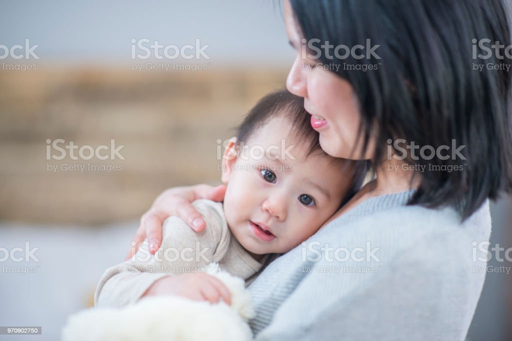 Detail Gambar Ibu Menggedong Bayi Nomer 28