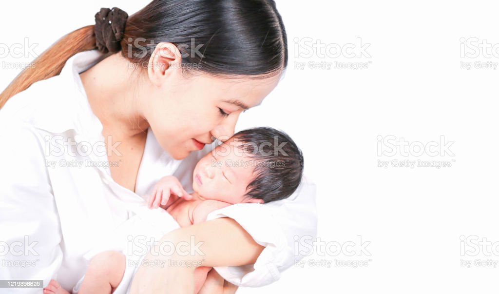 Detail Gambar Ibu Menggedong Bayi Nomer 31